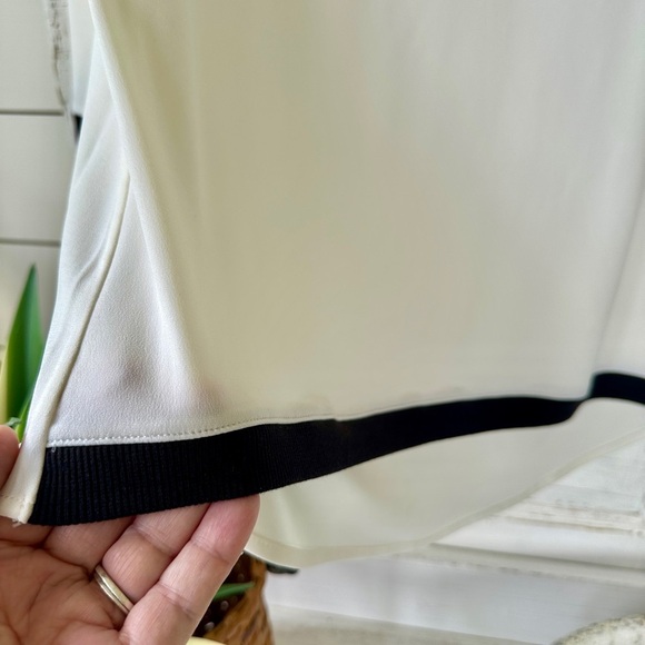 CYNTHIA ROWLEY, NWT, WHITE TOP WITH CONTRASTING BLACK TRIM. V-NECK. SIZE S - Picture 4 of 10